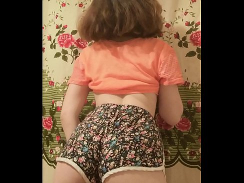❤️ Sexy matashin jariri yana cire guntun wando a kyamara ☑ Batsa na dubura ️❤